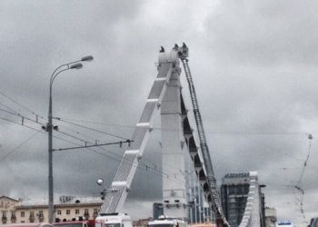 Пьяного любителя селфи сняли с опоры Крымского моста в столице РФ