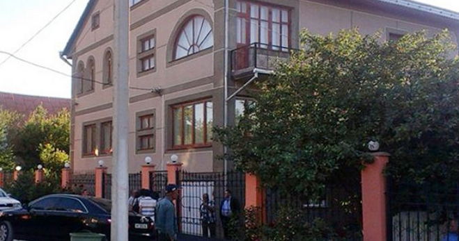 В Бахчисарае «местная самооборона» оцепила дом Мустафы Джемилева