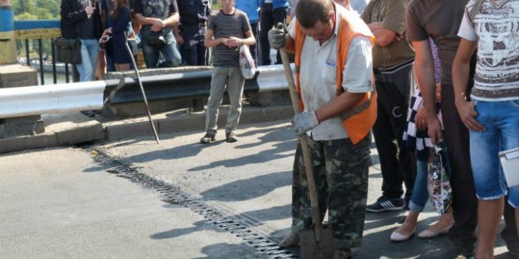 Разводной мост в Николаеве закатали в асфальт: суда часами простаивают