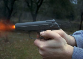 На Контрактовой площади в Киеве мужчина пугал пистолетом прохожих
