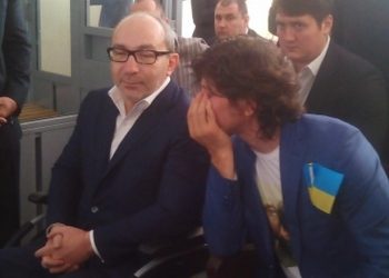 Кернес требует суд убрать активистов, которые устроили пикет под судом
