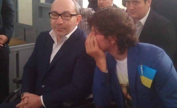 Кернес требует суд убрать активистов, которые устроили пикет под судом
