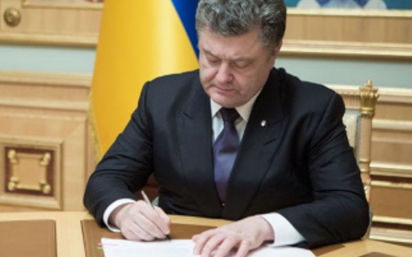 Порошенко отклонил петицию украинцев об оружии