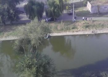 В Кривом Роге из реки Саксагань достали авто
