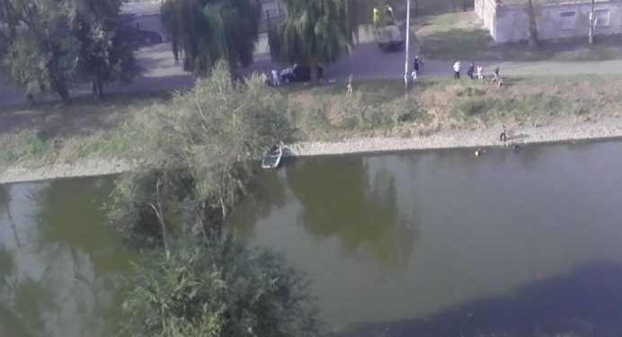 В Кривом Роге из реки Саксагань достали авто