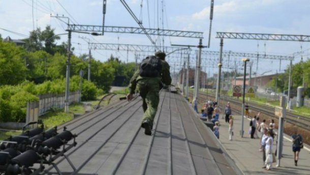 В Киеве двое парней погибли из-за желания сделать на крыше поездов селфи