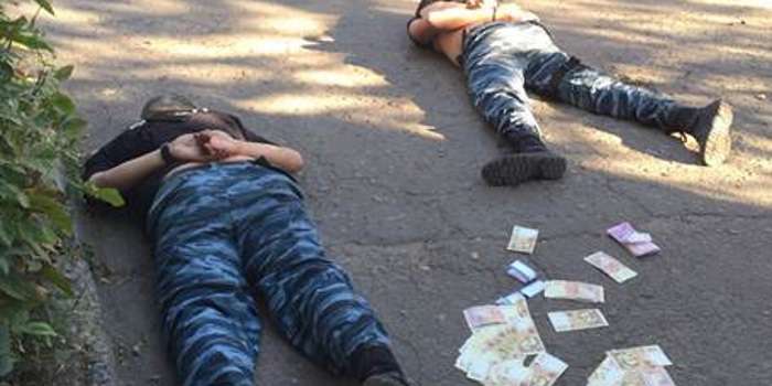 В Славянске на взятке взяли четырех оперативников