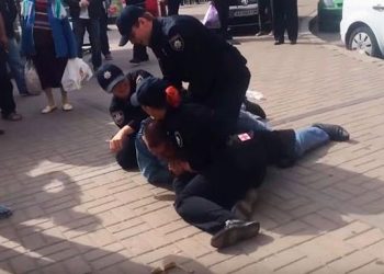 В центре Киева оперативники уложили таксиста на асфальт