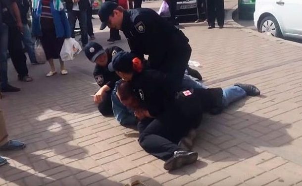 В центре Киева оперативники уложили таксиста на асфальт