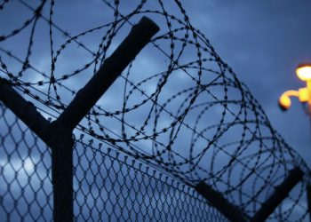 Заключённый с ножом взял в заложники замдиректора тюрьмы во Франции, - СМИ