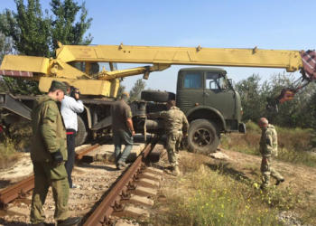 CМИ: В Крыму заблокировали железную дорогу, ведущую к заводу Фирташа