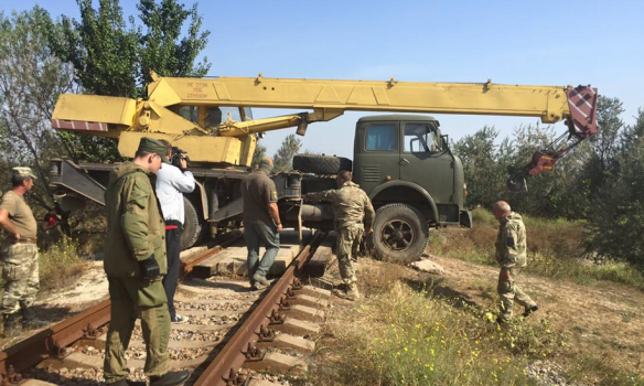 CМИ: В Крыму заблокировали железную дорогу, ведущую к заводу Фирташа