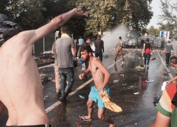 У венгерской границы продолжаются беспорядки - беженцы жгут покрышки
