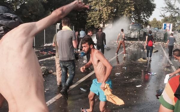 У венгерской границы продолжаются беспорядки - беженцы жгут покрышки