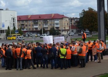 В Волынской области продолжают бастовать дорожники