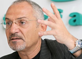 Телеведущий Савик Шустер предложил транслировать его программу российским телеканалам