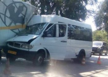 В Запорожье маршрутное такси врезалось в грузовик
