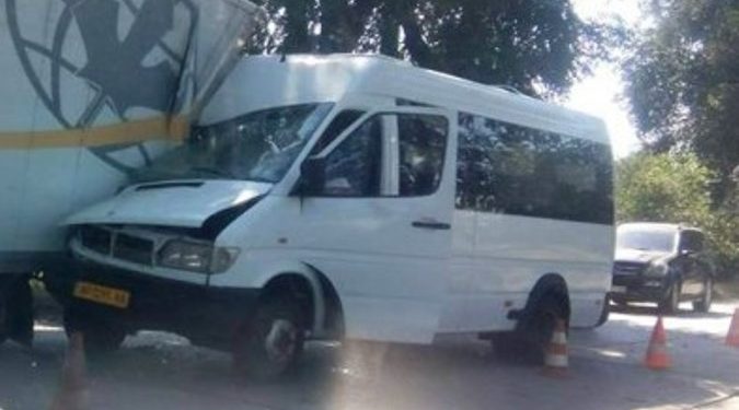 В Запорожье маршрутное такси врезалось в грузовик