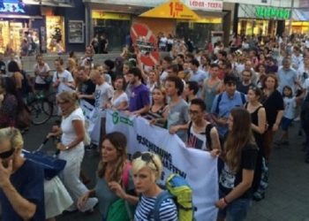 СМИ: В Вене десятки тысяч людей устроили акцию в поддержку беженцев