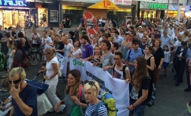 СМИ: В Вене десятки тысяч людей устроили акцию в поддержку беженцев