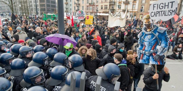 В Германии акция правопопулистов завершилась столкновениями