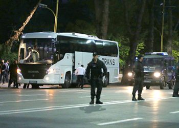 В Албании забросали камнями автобус с футболистами сборной Сербии, - СМИ