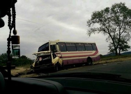 Под Львовом маршрутка попала в аварию