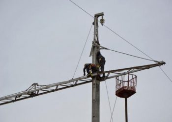 Участники блокады заявили об отключении одной линии электропередач на Крымском полуострове