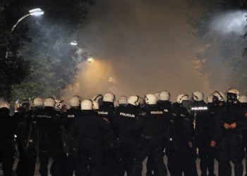 Силовики применили слезоточивый газ против демонстрантов в Черногории