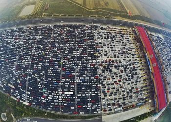 В Китае гигантская пробка парализовала 50 полос, - СМИ