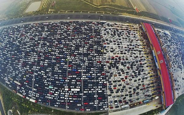 В Китае гигантская пробка парализовала 50 полос, - СМИ