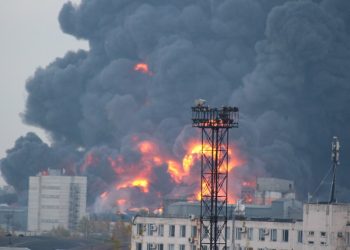 В Петербурге не могут потушить крупный пожар