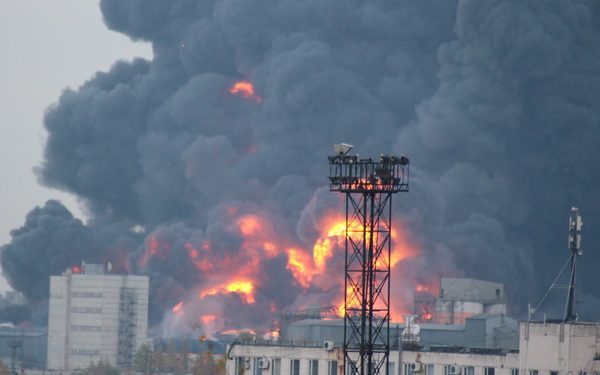 В Петербурге не могут потушить крупный пожар