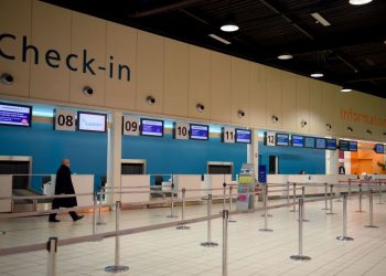 Французский посол выступил за отмену краткосрочных виз для граждан России