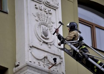 Со здания в центре оккупированного Донецка демонтировали гербы Украины