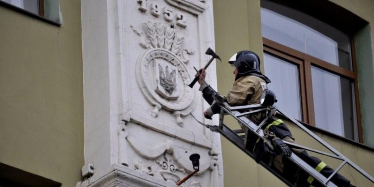 Со здания в центре оккупированного Донецка демонтировали гербы Украины