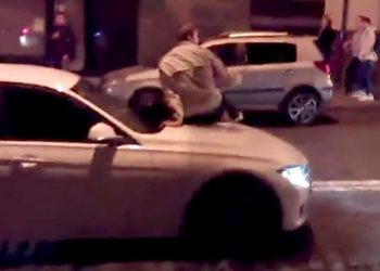 В Харькове водитель BMW прокатил на капоте пешехода