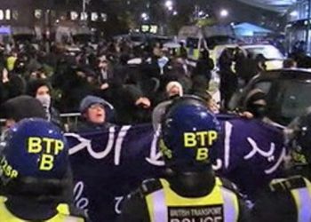 Националистов и защитников беженцев в Кёльне усмиряли водометами