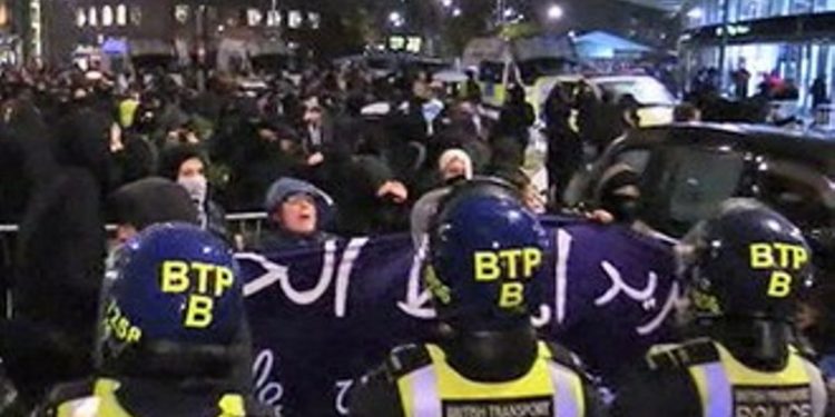 Националистов и защитников беженцев в Кёльне усмиряли водометами