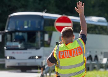СМИ: В Германии перевернулся автобус с детьми