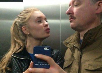 Селфи Гиркина с женой в лифте взорвало Интернет