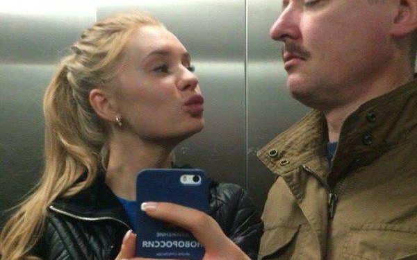 Селфи Гиркина с женой в лифте взорвало Интернет