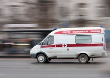 В Подмосковье грузовик въехал в автобусную остановку
