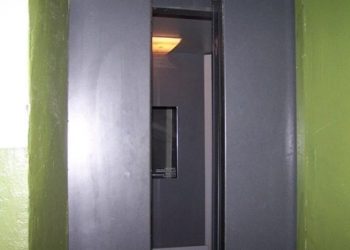 СМИ: В Киеве оборвался лифт с людьми