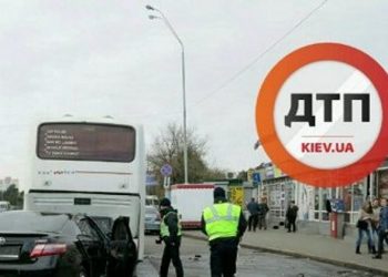 В Киеве водитель Toyota врезался в автобус