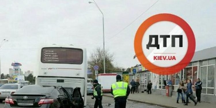 В Киеве водитель Toyota врезался в автобус