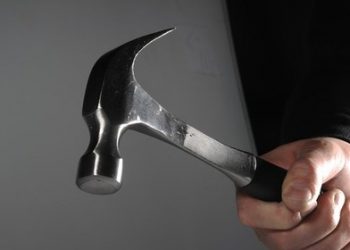 В Канаде мужчина молотком травмировал 10 индейцев и скончался