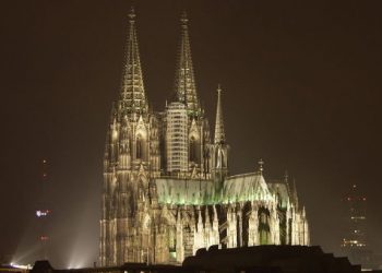В Германии преступник ранил ножом кандидата на пост мэра Кельна