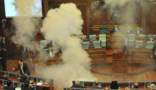 В Косово мужчина бросил дымовую шашку в здании парламента