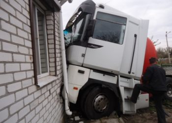 В Кременчуге бензовоз врезался в дом